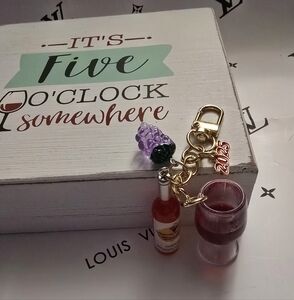 2 Piece Set: It's Five O'Clock Somewhere Wood Decor & Wine Bag Charm NEW